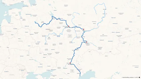 Волга с притоками: Реку и пять её крупнейших притоков — Каму, Оку, Ветлугу, Суру, Самару — Mapus находит по названию в HydroSHEDS, где стволов тысячи, и рисует разным цветом. Города-миллионники на самой реке отобраны без списка в запросе: Нижний Новгород, Казань, Самара, Волгоград.